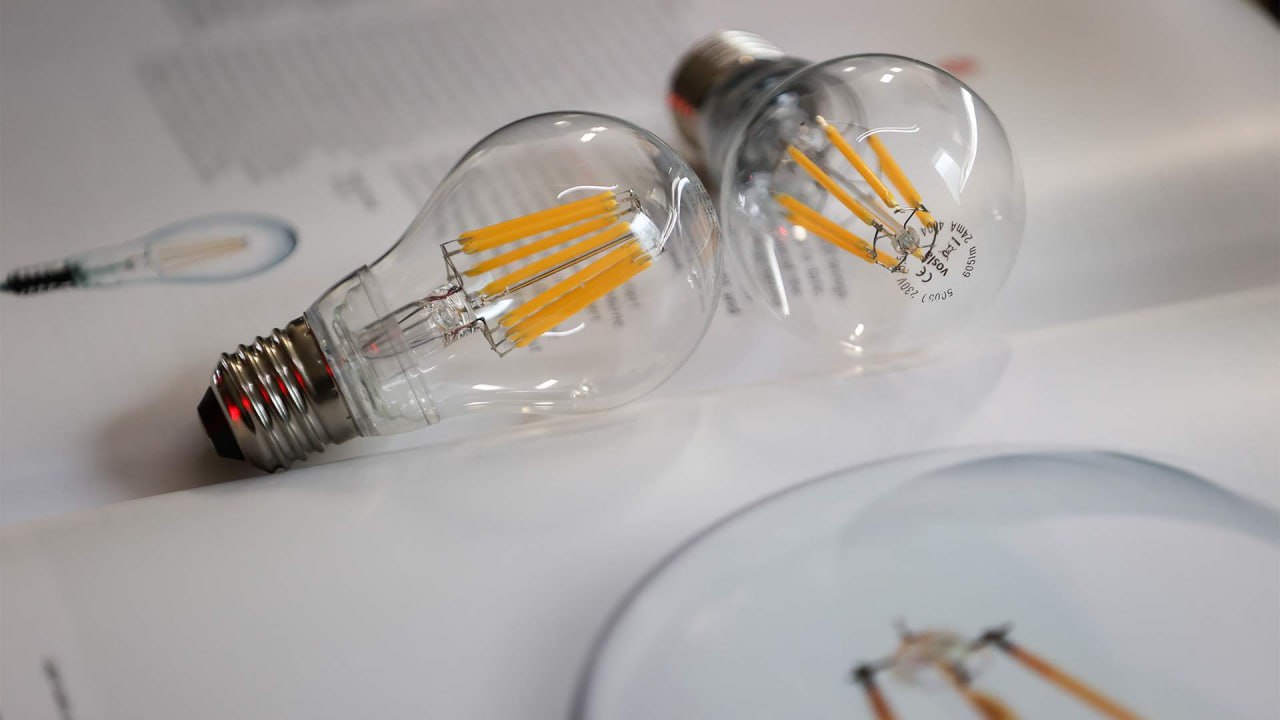 Тёмная сторона света как все проверенные Роскачеством LED лампы провалили тест на Знак качества   Все 20 проверенных брендов светодиодных ламп включая Gauss Osram Эру не соответствуют требованиям Знака качества в основном из за неверной маркировки   Ключевые нарушения завышенные параметры светового потока несоответствие коэффициенту мощности и отсутствие обязательной информации на упаковке   С 1 мая 2026 года вводится обязательная цифровая маркировка светотехники которая должна повысить прозрачность и контроль При том что физически все лампы остались работоспособны после жестких испытаний 15 тыс циклов включения работа при низких температурах их реальные характеристики систематически завышаются что вводит потребителей в заблуждение и может влиять на здоровье пульсация нагрузка на зрение Это означает что до ввода цифровой маркировки май 2026 стоит особенно внимательно проверять лампы на мерцание через камеру смартфона и ориентироваться на гарантийный срок 3 5 лет у надёжных производителей