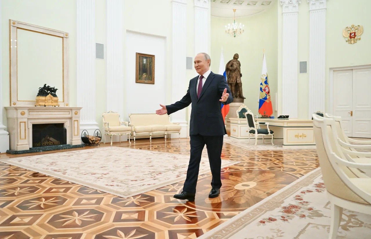Владимир Путин показал журналисту Павлу Зарубину свою рабочую квартиру в Кремле, которая расположена совсем недалеко от кабинета президента: Да, это и есть квартира. Как видите, до нее недалеко.