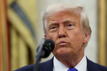 Трамп призвал премьера Канады никогда не говорить «никогда» Президент США Дональд Трамп призвал премьер-министра Канады Марка Карни «никогда не говорить никогда» в ответ на его слова о независимости государства. Встреча политиков транслируется на сайте Белого дома. В ходе переговоров Карни заявил, что Канада «не продается и никогда не будет продаваться». «Никогда не говори "никогда". Канада любит нас, мы любим Канаду. Посмотрим, что будет», — отметил американский лидер в ответ на слова собеседника. Трамп также заявил, что все еще верит в присоединение Канады к США в качестве 51-го штата. При этом он подчеркнул, что «для танго нужны двое». Ранее Трамп выразил уверенность, что США и Канада сохранят дружественные отношения.