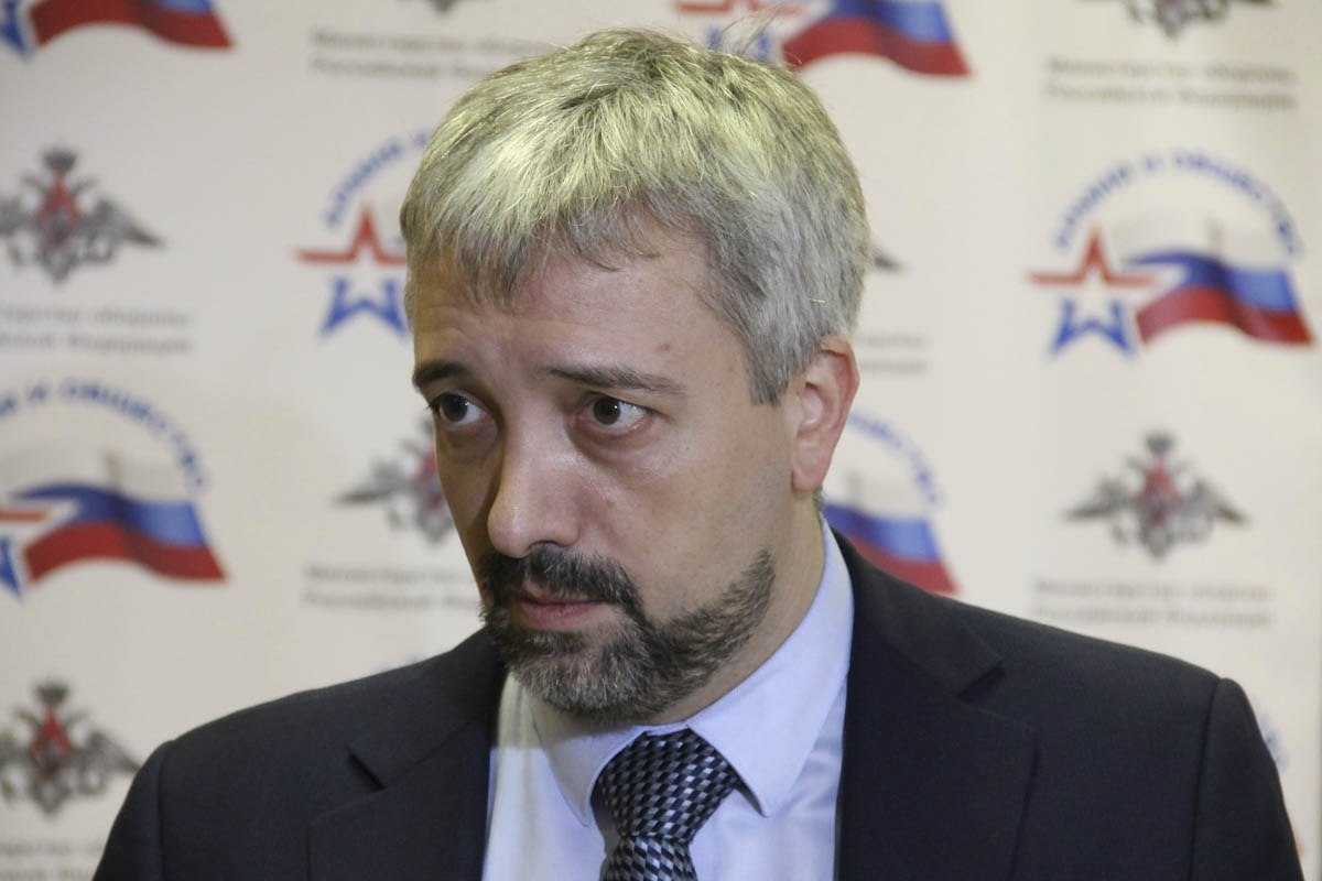 Глава Россотрудничества рассказал о планах создать «аналог USAID» в России и найти бюджетные средства, чтобы «потягаться» хотя бы с Финляндией МИД разрабатывает проект закона о содействии международному развитию, чтобы создать формат, аналогичный американскому Агентству по международному развитию USAID , сообщил глава Россотрудничества Евгений Примаков в интервью РБК. «Я не говорю, что мы будем тягаться с USAID, — нам бы потягаться, например, с Финляндией, у которой есть свое агентство по развитию. Проблема в том, что для того, чтобы Россия сделала за рубежом хоть какую-то полезную вещь, которая как-то скажется на ее влиянии, надо выпускать отдельное постановление правительства», — рассказал Примаков. По словам главы Россотрудничества, агентство «является рудиментом» в нынешних законодательных и ресурсных рамках, и их надо раздвигать. «Из этой, извините, старой телеги мы пытаемся сделать автомобиль и именно поэтому сейчас так вкладываемся в эту историю с содействием международному развитию и в каждом бюджетном цикле просим дать дополнительное финансирование», — объяснил Примаков. USAID в США занимается поддержкой проектов в сферах демократии, образования, здравоохранения, экологии и гуманитарной помощи, финансируя инициативы НКО, СМИ и местных сообществ в развивающихся странах. После того, как президентом США стал Дональд Трамп, в феврале одним днем уволили чиновников и закрыли сайт агентства. В марте госсекретарь Марк Рубио сообщил о закрытии 83% программ USAID. О масштабах международной помощи. Только в 2023 году USAID направила третьим странам 73 миллиарда долларов. Ни одна другая организация в мире не является таким крупным донором.