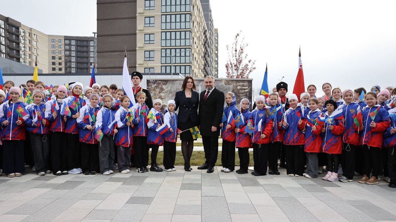 В Тихорецке появился арт объект от ГК ТОЧНО Девелопер ТОЧНО презентовал арт объект в городе Тихорецке Новый арт объект символизирует 25 летие сотрудничества между Тихорецком и белорусским Кобриным Инсталляцию установили на бульваре прилегающем к ЖК Высочество В церемонии открытия приняли участие директор ГК ТОЧНО Анастасия Маслеха и глава города Евгений Голубь В Тихорецке создали арт объект в тесном сотрудничестве с руководством города Ведь девелопер это тот кто создает и делает больше чем строительство и продажа квадратных метров подчеркивает директор ГК ТОЧНО Анастасия Маслеха Строительство ЖК Высочество на 1058 жителей ТОЧНО завершила в ноябре 2025 года Приобрести квартиру здесь до конца 2025 года со скидкой до 26 можно по акции Берите сейчас но это вам на Новый год Сроки проведения акции с 01 11 2025 по 31 12 2025 Подробнее читайте здесь Реклама ЖК Высочество ООО ГК ТОЧНО ИНН 2312295177 Erid 2W5zFG3CYo2