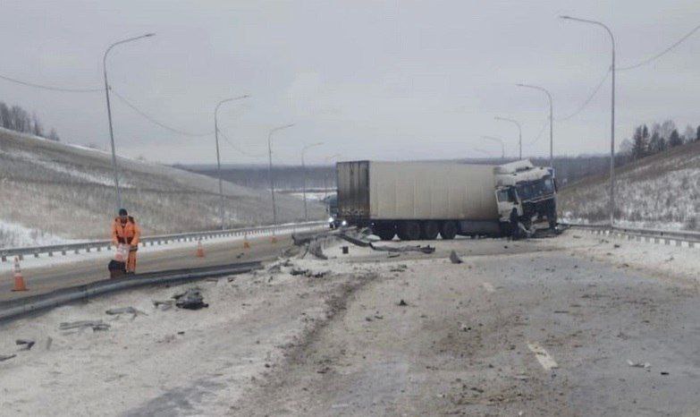 Движение по трассе М 12 Восток в сторону Москвы остановлено на 1249 м километре из за крупной аварии Там занесло фуру которая врезалась в ограждение пишут местные СМИ Спасательные и дорожные службы работают на участке однако их действия осложняются снежными заносами и плохой видимостью Фото Прямой эфир Новости federalpress Мы в MAX