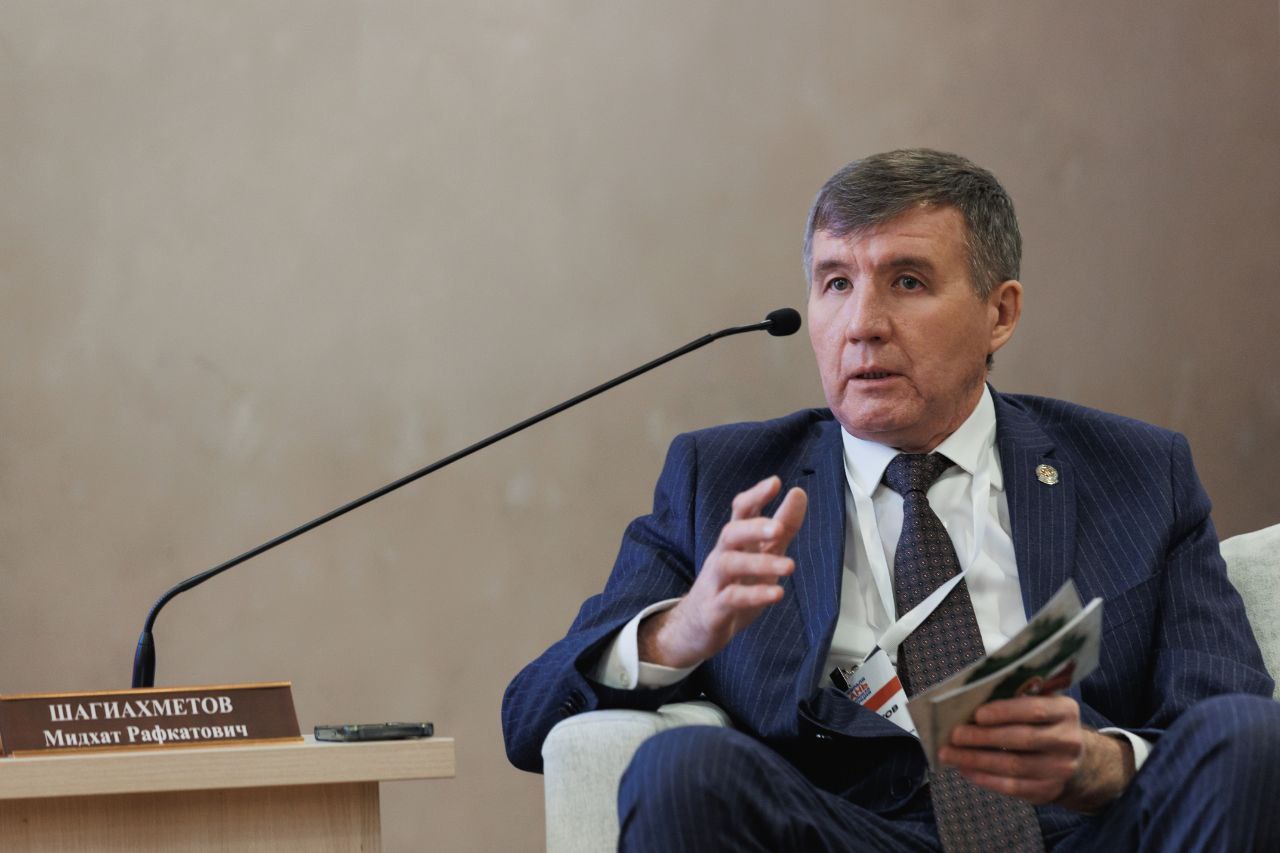 В Казани состоялась пленарная сессия всероссийской конференции по экспорту Накануне в рамках пленарной сессии всероссийской конференции Сделано в России Выбирают в мире заместитель премьер министра Республики Татарстан министр экономики Республики Татарстан Мидхат Шагиахметов рассказал об экспортном потенциале Республики Татарстан В пленарной сессии Экспорт как вектор развития МСП приняли участие статс секретарь заместитель Министра промышленности и торговли РФ Роман Чекушев председатель Комитета Государственной Думы РФ по экономической политике Максим Топилин генеральный директор АО Российский экспортный центр РЭЦ Вероника Никишина первый заместитель председателя Комитета Государственной Думы РФ по малому и среднему предпринимательству Альфия Когогина и заместитель Премьер министра Республики Татарстан министр экономики Республики Татарстан Мидхат Шагиахметов Мидхат Шагиахметов поприветствовал спикеров и участников мероприятия В ходе выступления он подчеркнул что 80 экспорта Татарстана на сегодняшний день приходятся на дружественные страны структура которого обусловлена спецификой республиканской экономики Высокий удельный вес приходится на промышленность в первую очередь это нефтяная и химическая промышленности продукция наших крупных предприятий судостроения машиностроения вертолетостроения а также сферу АПК рассказал министр Роман Чекушев подчеркнул что поддержка которая оказывается РЭЦ и Правительством Российской Федерации является ключевой для достижения экономических показателей которые ставятся в обозримом будущем Задача по увеличению несырьевого неэнергетического экспорта и достижению национальной цели которую поставил Президент Российской Федерации является для нас ключевой Экспорт прямым образом влияет на развитие наших промышленных предприятий Поддержка которую оказывает Правительство и Российский экспортный центр помогает им в достижении всех экономических показателей Сейчас наша работа направлена на то чтобы не просто количественно увеличить несырьевой экспорт но и развивать его качественно экспортировать больше высокотехнологичной продукции отметил Роман Чекушов Российский экспорт проявил устойчивость благодаря выстроенной государственной системе экспорта которая основывается на инструментах поддержки и продуманном законодательстве подчеркнула Вероника Никишина Максим Топилин в своем выступлении отметил качество производимых в России товаров а также рост рабочих мест и сокращение зависимости от импорта Отечественные товары становятся все более востребованными благодаря своему качеству и уникальности Способствуя поддержке местных производителей мы создаем новые рабочие места повышаем уровень доходов населения и стимулируем развитие регионов Это особенно важно в условиях глобальных вызовов когда необходимо обеспечить страну различными товарами и услугами минимизируя зависимость от импорта подчеркнул председатель Комитета Государственной Думы РФ по экономической политике Увеличивается количество субъектов малого предпринимательства растет число средних предприятий это очень важный показатель Вклад МСП в бюджет тоже растет причем опережающими темпами По данным ФНС в прошлом году предприниматели заплатили 13 триллионов рублей в бюджеты РФ Это на 17 больше чем в 2023 году По сравнению с 2019 годом показатель увеличился в два раза Это значит предприниматели видят что политика благоприятна для развития предприятий которые постепенно выходят из тени отметила Альфия Когогина Напомним что экспортеры Татарстана могут получить комплекс мер поддержки по национальному проекту Эффективная и конкурентная экономика Содействие оказывает Министерство экономики Республики Татарстан с его подведомственными организациями Подробнее на сайте Минэкономики РТ