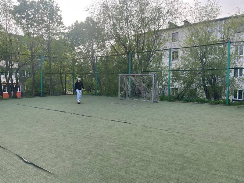 Детскую площадку в Петропавловске признали опасной для спортивных игр На Камчатке суд обязал городскую службу благоустройства устранить нарушения на детской площадке в районе улицы Беринга сообщили РАИ КАМЧАТКА ИНФОРМ в краевой прокуратуре Прокуратура Петропавловска Камчатского проверила состояние детской площадки вблизи домов по улице Беринга в краевом центре Оказалось что покрытие игрового поля для занятий футболом расходится и подворачивается в местах стыков в нем также имеются дыры по всему периметру Городская служба благоустройства на данные факты не реагировала Прокуратура обратилась в суд требуя признать бездействие городских чиновников незаконным и обязать привести место детского отдыха в надлежащее состояние Рассмотрев дело суд удовлетворил требования прокуроров В надзорном ведомстве Читать на сайте kamchatinfo com news society detail 73868