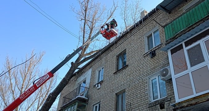 Сергей Козенко:  В рамках подписанного соглашения о сотрудничестве между Правительством Курганской области и Краснодонским муниципальным округом, специалисты шефа-региона продолжают работать на территории муниципалитета.   26 февраля аварийная бригада АО СУЭНКО «Западные электрические сети» работала в городе Молодогвардейске. С целью устранения аварийной ситуации, работники провели частичную обрезку  разросшегося дерева по улице Коцюбинского, д. № 3, ветви которого разрушали  кровлю дома.  Работы в данном направлении будут продолжены.      Сергей Козенко