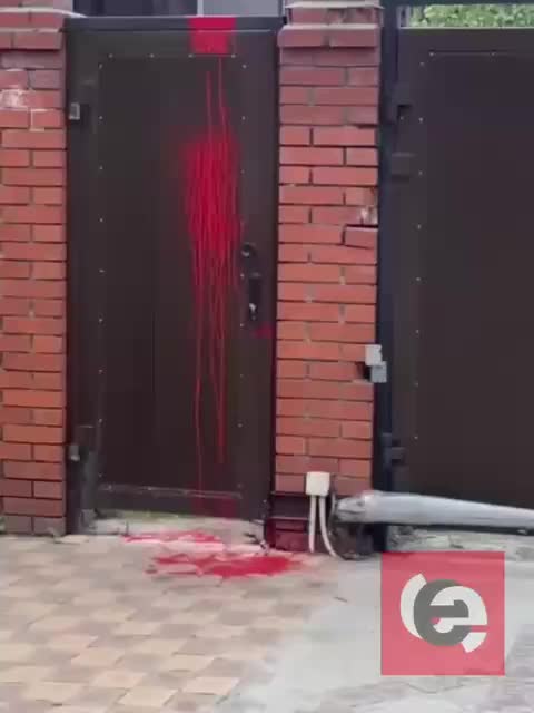 Неизвестные оставили свиную голову у дома жительницы Новосибирска