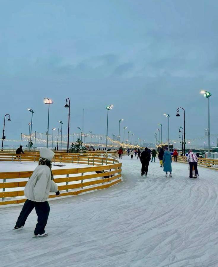 Катки в Питере — В С Ё  Катки под открытым небом в «Новой Голландии», «Севкабеле» и «Брусницыне» закроют 16 марта. «Каток у Флагштока» завершает работу 23 марта