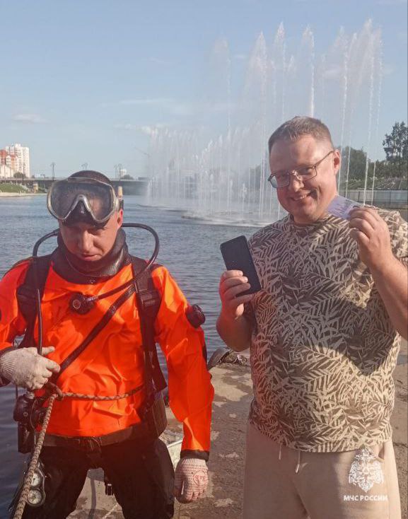 Спасение на воде За прошедшие выходные орловские пожарно-спасательные подразделения выезжали 23 раза, из них 6 выездов на ликвидацию возгораний мусора и 17 выездов на различные происшествия и помощь населению. В 17.29 спасатели областной ПСС по просьбе гостей города Орла, которые катались на катамаране, недалеко от Центральной спасательной станции нашли телефон, случайно упавший в воду. В чехле телефона находились водительские права. Ситуации бывают разные! Главное не теряться и вовремя обратиться к профессионалам по номеру 101 или 112.