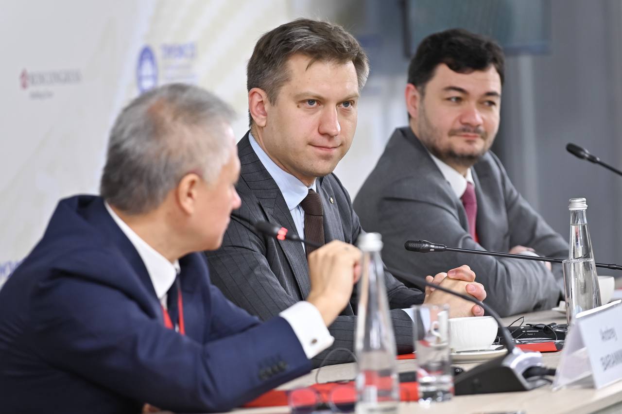 Туризм стал одной из ключевых тем в повестке Фонда Росконгресс На крупнейших площадках от ПМЭФ до ВЭФ регулярно обсуждаются создание туристического бренда регионов развитие круизного и медицинского туризма Особое место в календаре занимает масштабный форум Путешествуй который служит витриной возможностей всех регионов страны Расширяя географию своих мероприятий в Мурманске на Сахалине и других регионах Фонд не только привлекает поток деловых туристов но и укрепляет имидж России демонстрируя её инвестиционный и культурный потенциал Эта работа выходит на международный уровень что подтвердило участие представителей Фонда в заседании Vostok Club где обсуждались устойчивый туризм в странах БРИКС создание новых маршрутов и сохранение культурного наследия Фонд Росконгресс уделяет большое внимание качеству сервисов и инфраструктуры тесно взаимодействует с федеральными и региональными органами власти чтобы создавать для участников уникальные предложения вне зависимости от того из какой страны или региона России они приезжают отметил заместитель директора Фонда Росконгресс директор ПМЭФ Алексей Вальков Подробнее roscongress