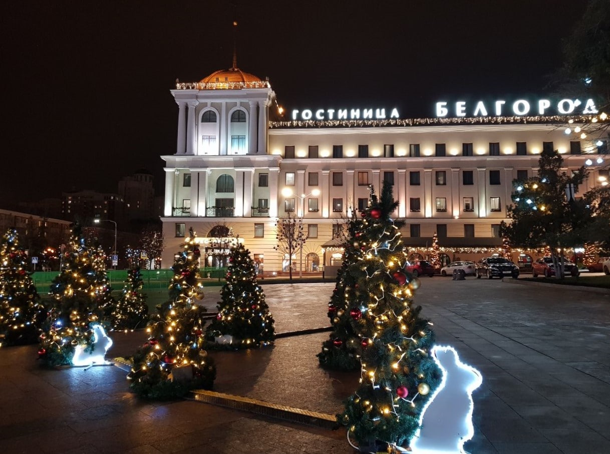 На украшение Белгорода к Новому году выделили ещё почти 6 млн рублей.  На эти деньги мэрия отремонтирует уличные гирлянды и светодиодные ленты, а также оплатит их монтаж.  Всего на сегодняшний день украшение Белгорода обходится в 25 млн рублей. На эту сумму власти ремонтируют и устанавливают уже существующие иллюминации, новые покупать в этом году не будут.