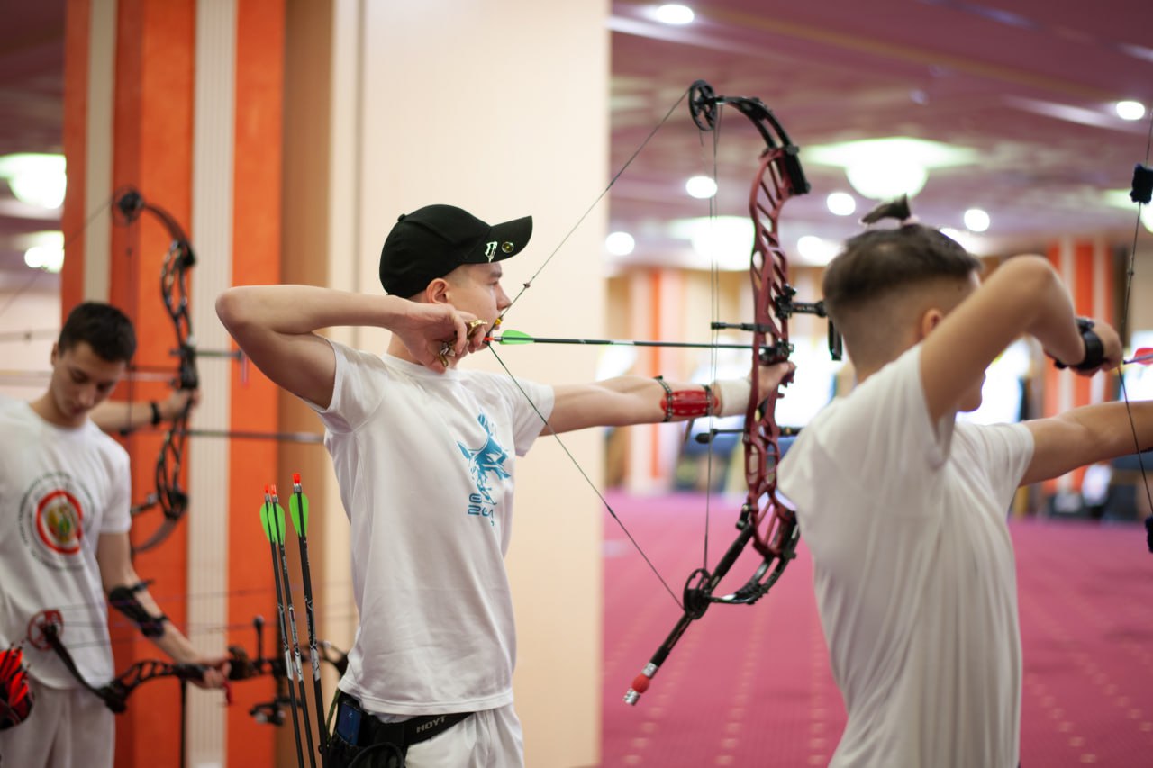 Десять спортсменов Псковской области участвуют в зимнем первенстве России по стрельбе из лука которое стартовало в Орле сегодня Среди представителей Псковской области пять лучников поборются за награды в возрастной группе до 18 лет Алина Жбанова Софья Щербакова Кристина Ковалёва Мария Федотова и Александр Дунаев Ещё пять спортсменов в группе до 21 года Елена Захаренкова Кирилл Горский Никита Панов Владимир Фазанов и Владлена Рыбалка Сегодня 23 января стартовал квалификационный раунд а завтра начнутся первые индивидуальные и командные матчи