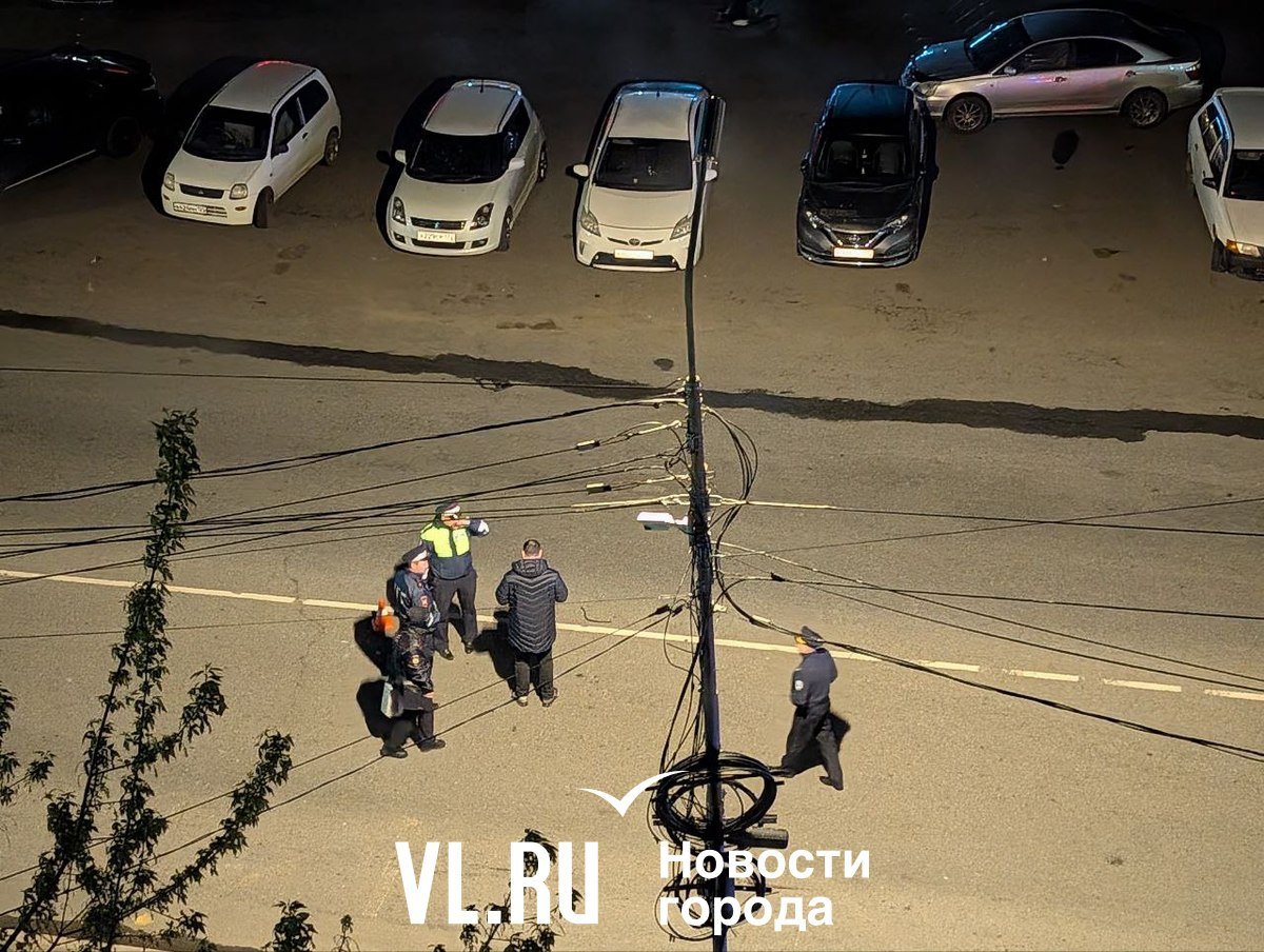 На Верхнепортовой у нерегулируемого пешеходного перехода в районе остановки «Казанский храм» насмерть сбили человека. Водитель, ДПС и тело погибшего мужчины всё ещё находятся на месте аварии.