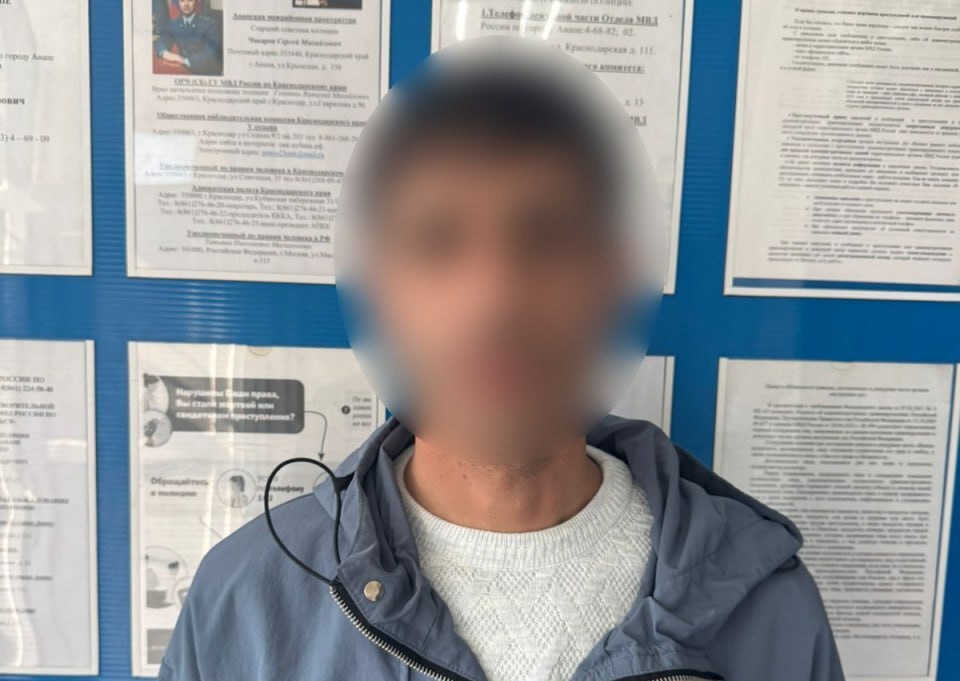 В Анапе задержали серийного магазинного вора  В дежурную часть отдела МВД поступило сообщение из одного из городских сетевых супермаркетов о кражах товара. Представитель магазина рассказал, что мужчина пронёс товар мимо кассы на сумму более 5,9 тыс рублей, не оплатив его. -Сотрудники уголовного розыска в ходе оперативно-розыскных мероприятий установили место нахождения подозреваемого и задержали его. Им оказался 37-летний анапчанин. Также установлена его причастность к еще двум аналогичным кражам. Общая сумма ущерба составила свыше 12,4 тыс рублей. Возбуждено уголовное дело по части 1 статьи 158 УК РФ «Кража», наказание по которой до 2 лет лишения свободы, сообщили в полиции Анапы.  Фигуранту избрали меру пресечения в виде подписки о невыезде и надлежащем поведении.