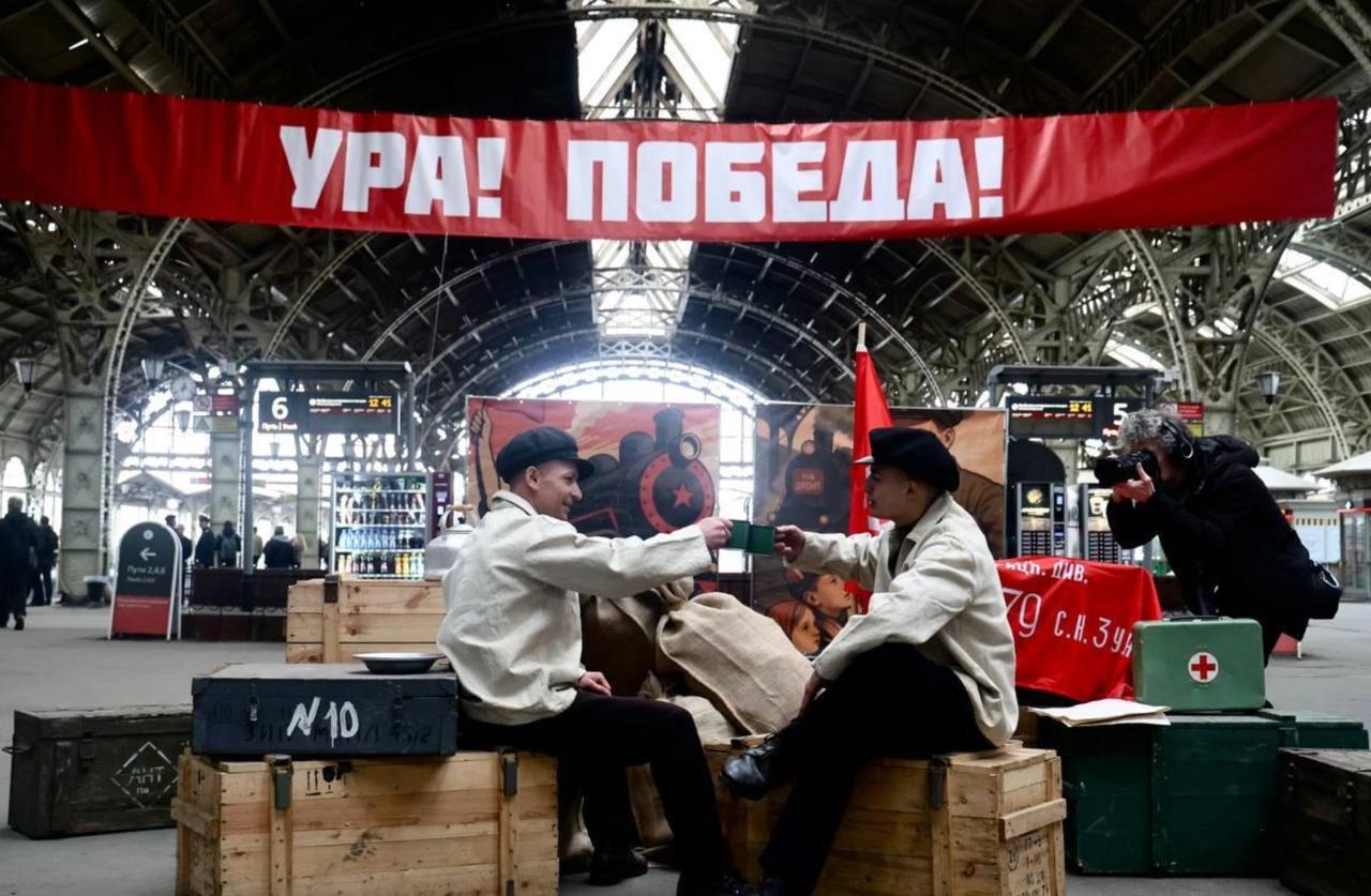 Паровоз Победы прибыл на Витебский вокзал — ожила история подвига железнодорожников! Под гудок старинного паровоза Эу 699-74 и звуки оркестра в Петербурге стартовал уникальный аудиоспектакль «Путь к Победе» — эмоциональный рассказ о героизме тех, кто за 17 дней проложил 33 км железной дороги под обстрелами, спасая блокадный Ленинград. Созданный на основе реальных дневников и архивов, проект оживил голоса машинистов, стук колёс и грохот войны. Слушайте — и вы услышите, как в 1943-м звучала Дорога Жизни. До конца года — бесплатно в Telegram-боте проекта. Это не спектакль. Это память. Флэш Питер - подписаться