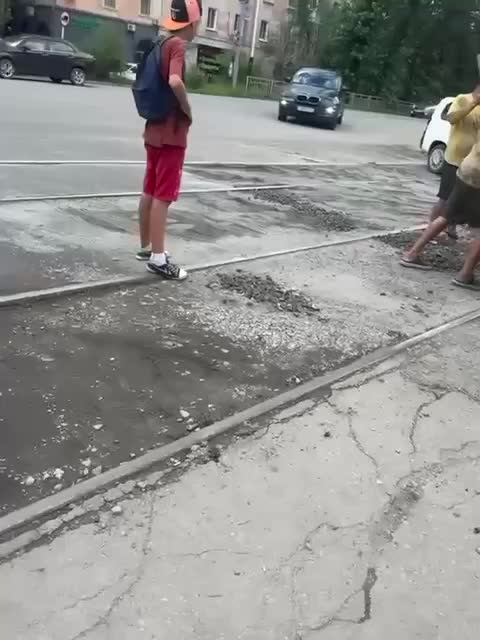 В Краснодаре и Казани продолжается ремонт дорог и благоустройство