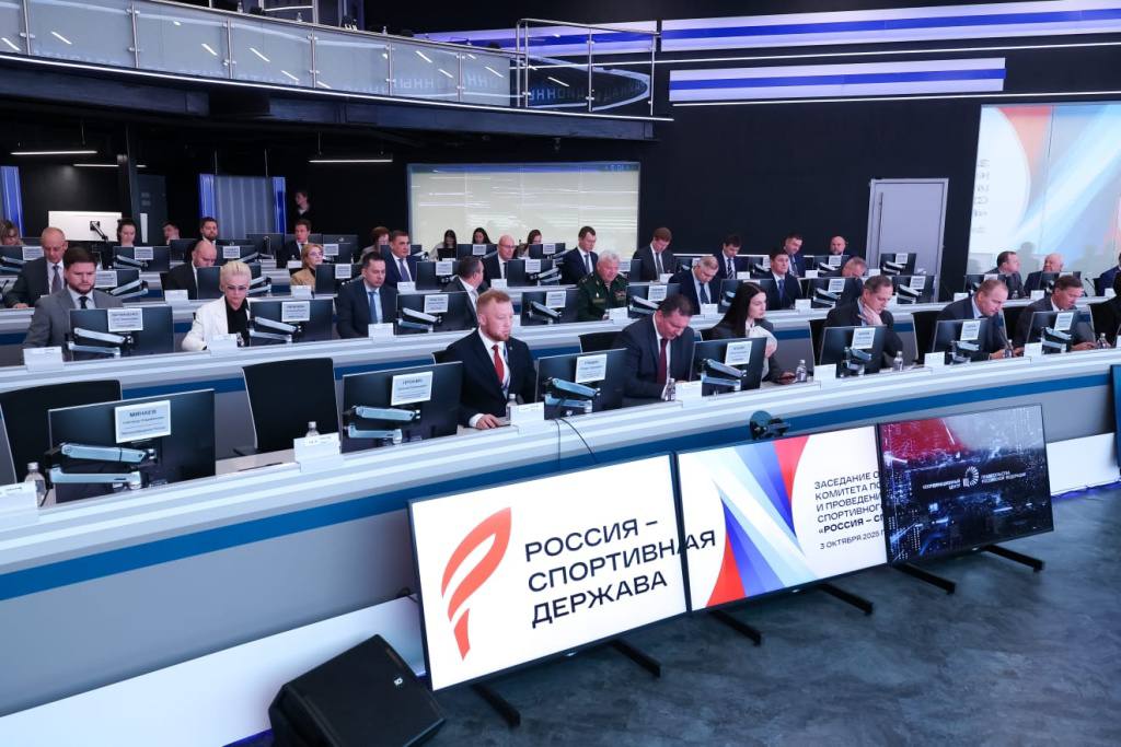 Подготовка Самарской области к к форуму Россия спортивная держава в разгаре Цифры впечатляют работы ведутся на 850 объектах 411 из них в Самаре 322 в Тольятти Кроме того в международном аэропорту Самары будет обеспечена работа временного консульского пункта в круглосуточном режиме Об этом стало известно на заседании оргкомитета под председательством вице премьера правительства России Дмитрия Чернышенко Мы ожидаем представителей регионов России и зарубежных стран Конечно подготовлена обширная спортивная и культурная программа для участников отметил вице премьер Участие в форуме подтвердили 27 иностранных делегаций и министры спорта 15 государств включая Бахрейн Египет Белоруссию и Казахстан Системная работа с МИДом позволила обеспечить участие иностранных делегаций на уровне министров руководителей спортивных ведомств и национальных олимпийских комитетов подчеркнул министр спорта России председатель Олимпийского комитета России Михаил Дегтярев По словам помощника президента России и зампреда Совета при президенте РФ по развитию физкультуры и спорта Алексея Дюмина за 13 лет форум стал важным событием Это возможность общения с иностранными коллегами обмена опытом и лучшими практиками отстаивания интересов российского спорта на международной арене сказал он Форум проводится в год 80 летия Великой Победы напомнил советник президента России Антон Кобяков Событие станет не только яркой витриной достижений спортивной отрасли успехов в развитии массового спорта в стране но и продемонстрирует мощный системный потенциал для формирования здорового подрастающего нового поколения защитников Отечества тех на кого мы возлагаем особые надежды уверен он Регион масштабно готовится к прибытию спортсменов и делегатов рассказал губернатор Самарской области Вячеслав Федорищев Всего до конца года в регионе будет введено более 100 новых объектов спортивной инфраструктуры среди них первый в регионе фиджитал центр пояснил глава региона   Онлайн регистрация для СМИ открыта до 24 октября Фото пресс служба Минспорта РФ Подробнее roscongress