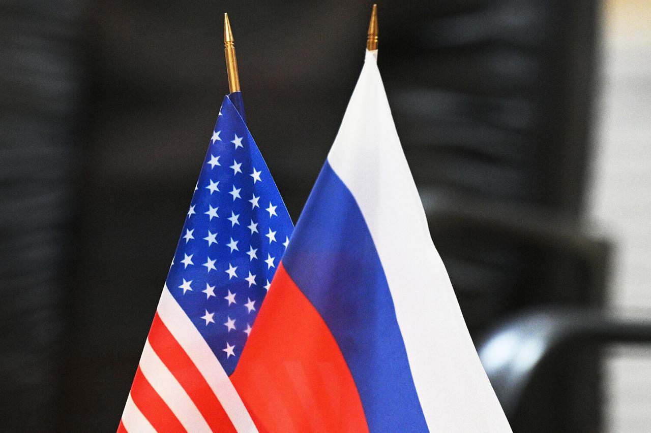 Россия и США готовятся к третьему раунду консультаций. Замглавы МИД Сергей Рябков заявил, что Москва и Вашингтон в ближайшем будущем проведут новый раунд переговоров по снятию «раздражителей» в отношениях. По его словам, уже достигнуты промежуточные результаты: удалось решить ряд острых вопросов — визовые проблемы, делегационные обмены и частично восстановить финансовое обслуживание дипмиссий. Рябков отметил, что это только «вершина айсберга» и до реальной нормализации отношений с США еще далеко. Подписывайтесь на «Газету.Ru» Участвуйте в розыгрыше!