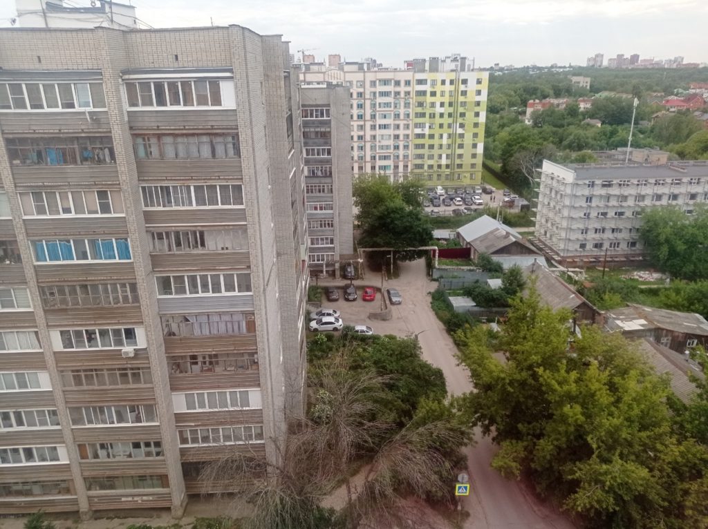 Жители Рязанской области могут воспользоваться расширенными возможностями мобильного приложения «Госуслуги Дом» В мобильном сервисе «Госуслуги Дом» появилась новая возможность: теперь в случае коммунальной аварии жители многоквартирных домов могут позвонить в диспетчерскую службу напрямую из этого приложения. Информирует об этом Государственная жилищная инспекция Рязанской области. Министерство строительства и жилищно-коммунального хозяйства РФ совместно с Министерством цифрового развития, связи и массовых коммуникаций РФ в рамках нацпроекта «Экономика данных и цифровая трансформация государства» проводят системную работу по развитию и внедрению мобильной платформы для решения всех вопросов ЖКХ в одном окне – приложения «Госуслуги Дом». Пользователям, чтобы позвонить в диспетчерскую, нужно перейти на главный экран программы и нажать на значок «Авария». Приложение поможет выбрать тему звонка и выведет кнопку вызова с актуальным номером телефона. Также можно подать заявку в управляющую организацию. ...