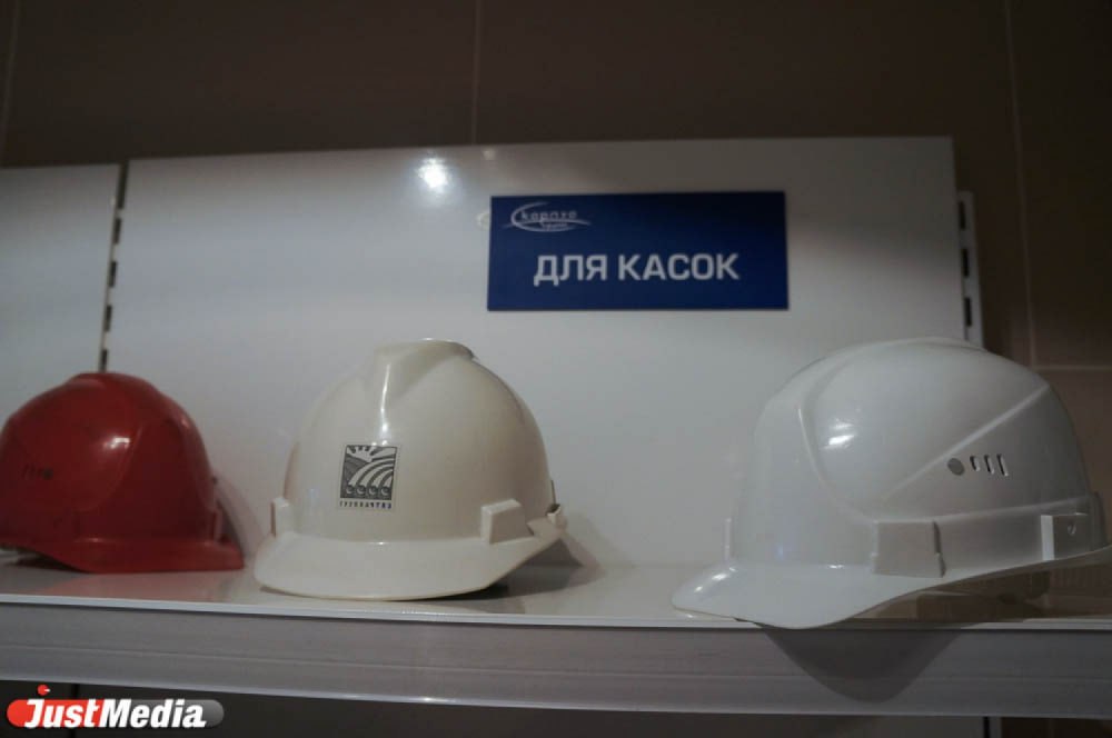 На Уралмашзаводе машинистке мостового крана оторвало левую ногу. От полученной травмы женщина скончалась на месте ЧП. Прокуратура начала проверку по данному факту. Все произошло сегодня около 8:00. Машинистка по рельсам, предназначенным для передвижения мостового крана, переходила с одного пролета на другой. В этот момент и произошла трагедия. «В ходе проверки установят ответственное лицо, в обязанности которого входило осуществление контроля за соблюдением техники безопасности на производстве. Также будет дана оценка достаточности мер, принимаемых работодателем, в частности исполнения законодательства об охране труда», — сообщили в прокуратуре региона.