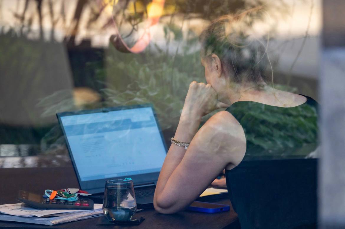 Названа лучшая платформа для старта онлайн бизнеса в России РБК Исследования рынков опубликовало рейтинг интернет платформ наиболее подходящих для запуска онлайн бизнеса в России Лучшей площадкой для старта признано Авито сообщается на странице агентства Как отметили авторы исследования рейтинг составили на основе анализа данных выборки из 1035 респондентов действующих предпринимателей 685 и россиян которые планируют запустить онлайн бизнес 350 Среди опрошенных предпринимателей 71 оказались ИП 18 7 самозанятые 9 8 юрлица Наибольшее количество респондентов 34 выбрали Авито как платформу с которой легче всего начать онлайн бизнес по продаже товаров Второе и третье места заняли Ozon и Wildberries с 24 и 19 соответственно Пятёрку лидеров замкнули Telegram 6 и ВКонтакте 5 Михаил Тихонов ДП Подписаться на ДП в Telegram MAX