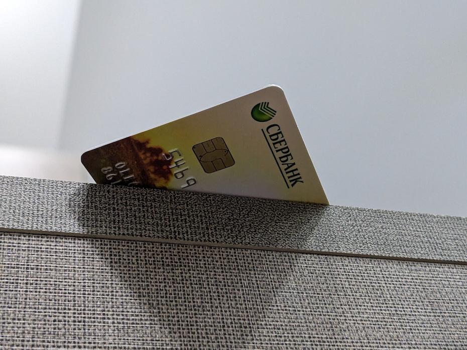 Зря страдаем Сбер раскрыл результаты всеобщей борьбы с мошенниками Как сообщил зампред правления банка Станислав Кузнецов Сбер фиксирует снижение объемов хищений у россиян Он уверен что 2025 стал первым годом когда система начала догонять преступников а в первой половине 2026 темпы снижения должны еще ускориться и будут еще более существенными Однако есть и неприятная новость полностью переломить тренд мошенничества в стране по прежнему не удалось говорит представитель Сбера Что именно он подразумевает под полным переломом не уточняется Напомним что жители РФ всё чаще жалуются на необоснованные блокировки карт счетов и транзакций даже при переводе средств самому себе или членам семьи Глава ЦБ уже признавала что власти перегнули палку iguides