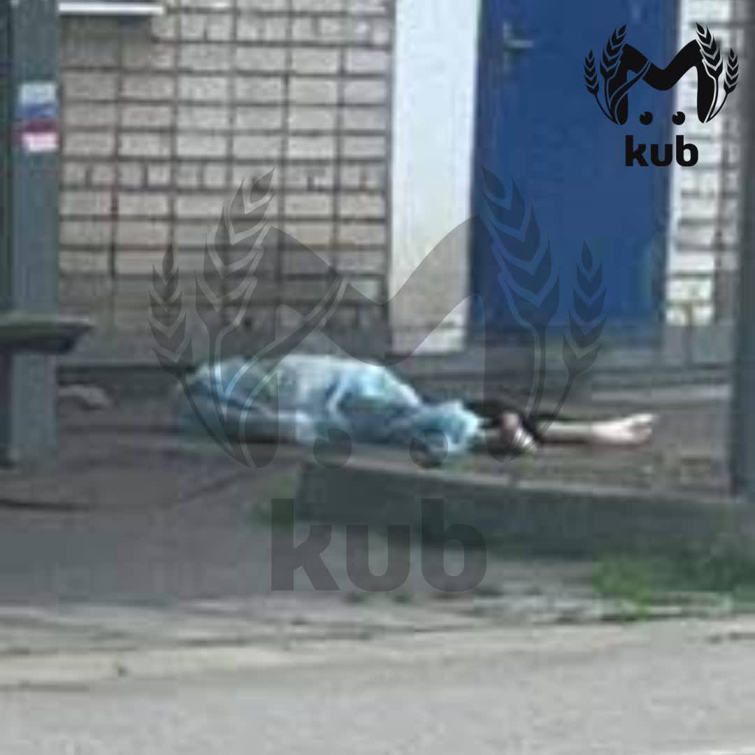 Восьмидесятилетний мужчина выпал из окна четвёртого этажа на Восточно-Куругликовской в Краснодаре. Пенсионер скончался на месте, скорая ещё не приехала.