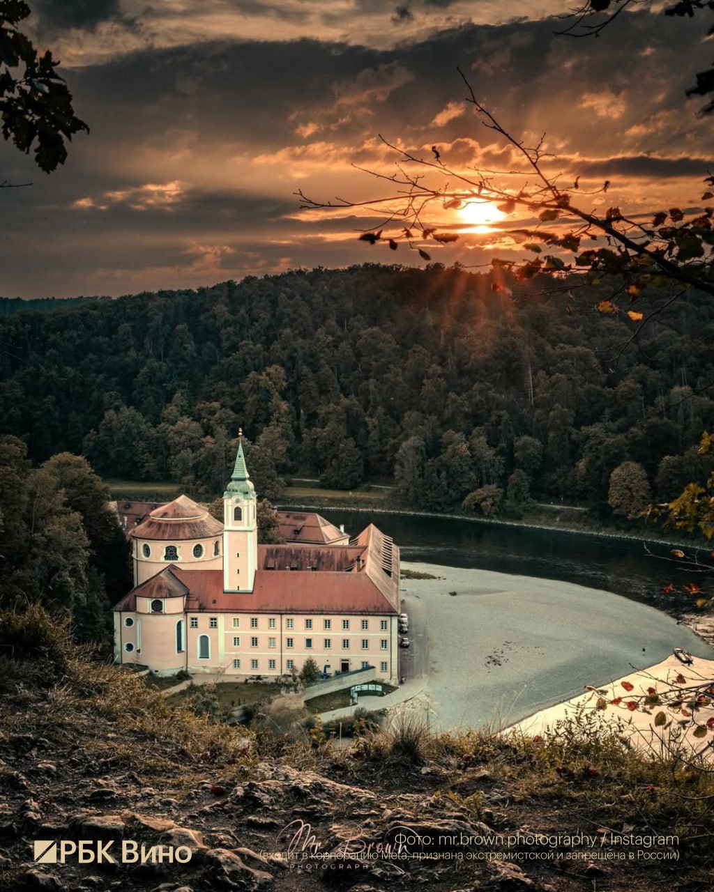 Старейшую пивоварню в мире продадут из за падения продаж пива  Монастырская пивоварня Weltenburger расположенная в Баварии варит пиво более тысячи лет Ранее предприятие принадлежало католической церкви но управление было передано Bischofhof одному из крупнейших пивных производителей Баварии После сделки которую планируют закрыть в 2027 году обе пивоварни перейдут под контроль компании Schneider Weisse из Мюнхена Все сотрудники сохранят свои рабочие места Сумма продажи не раскрывается  Это решение было принято на фоне падения спроса на пиво в Германии где продажи за последние годы сократились до рекордных низких показателей Билеты можно купить здесь времявина Подписаться Время вина