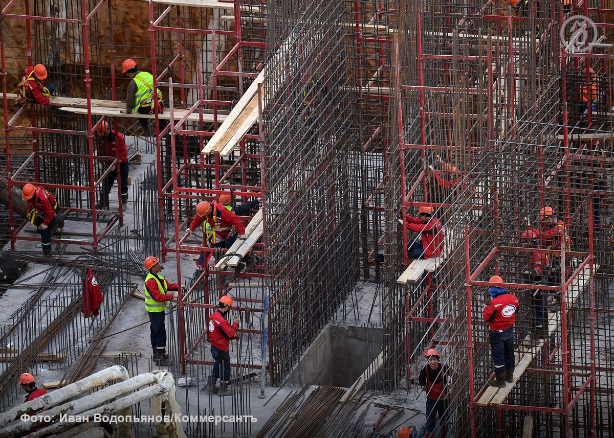 Экспорт арматурного проката за девять месяцев вырос на 60 почти до 2 5 млн тонн Большая часть поставок около 60 пришлась на страны СНГ Российские металлурги наращивают экспорт на фоне снижения внутреннего потребления спрос в строительстве в 2025 году сократится на 10 после падения на 6 годом ранее Потенциал расширения поставок аналитики видят в странах СНГ с недостатком местных мощностей и на турецком рынке где идет восстановление строительной активности Ъузнал