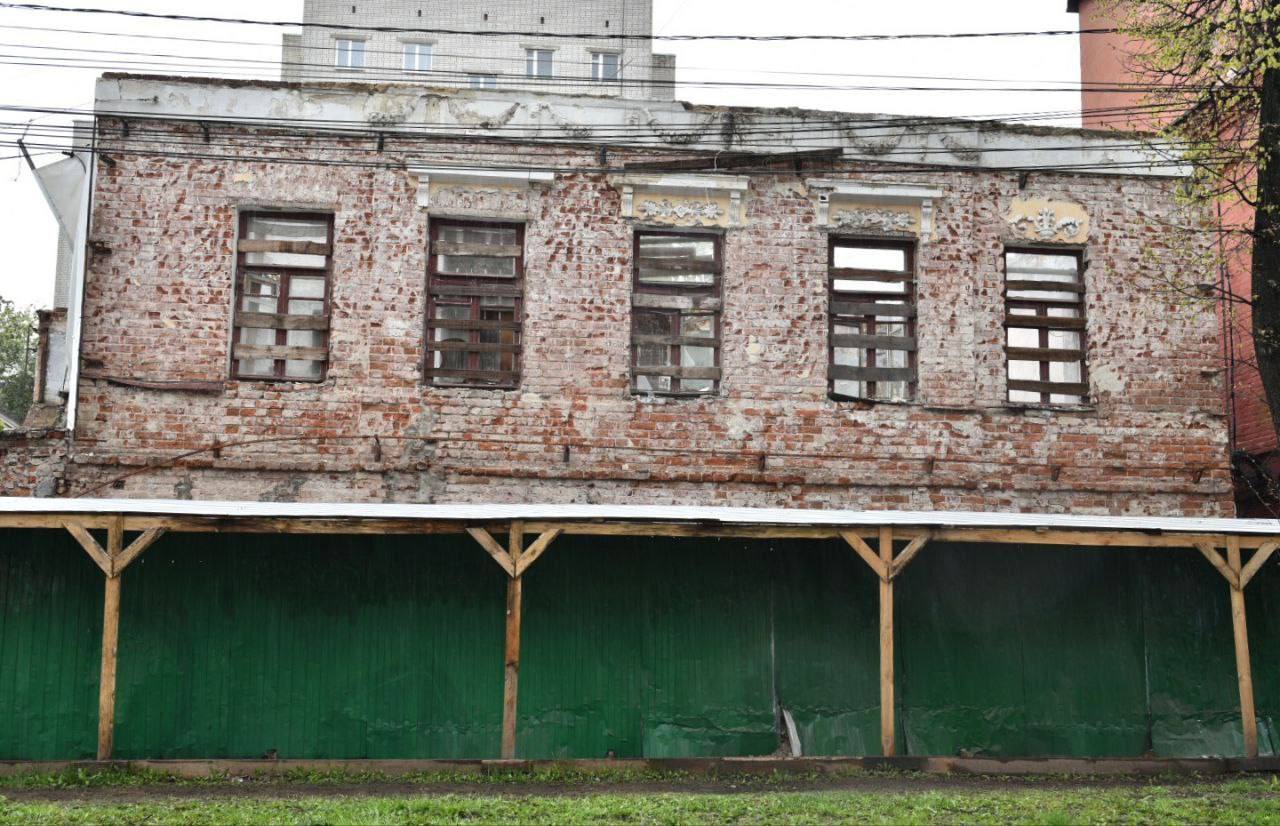 В Ярославле преобразится дом Романова на улице Пушкина. Здание было построено в первой половине XIX века и почти 200 лет использовалось по прямому назначению — здесь располагались коммунальные квартиры. В 2017 году дом расселили, сейчас собственнику выдали разрешение на проведение реставрационных работ. В планах — усилить фундамент, заменить кровлю и перекрытия, отремонтировать фасад и восстановить интерьеры. После окончания реставрации дом Романова может стать гостиницей. Подпишись на «Ярославль №1»