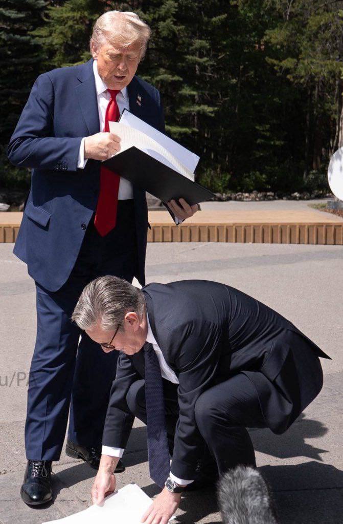 Авторитетный лидер свободного мира: Премьер Британии Кир Стармер на саммите G7 собирает у ног Трампа бумаги, выпавшие из папки президента США.
