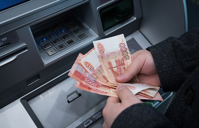 Банк России с 2027 года введет новую форму отчетности банков об операциях по выдаче наличных без добровольного согласия клиента с использованием банкоматов Как сказано в проекте для составления отчетности под операциями без согласия понимаются в том числе операции с согласия клиента физлица полученного под влиянием обмана или при злоупотреблении доверием Кредитные организации будут отражать информацию о количестве и объеме операций когда банк не ограничил выдачу наличных в связи с отсутствием признаков мошенничества и получил уведомления от клиентов физлиц о выдаче наличных через банкомат без их согласия Фото Александр Манзюк ТАСС interfaxonline