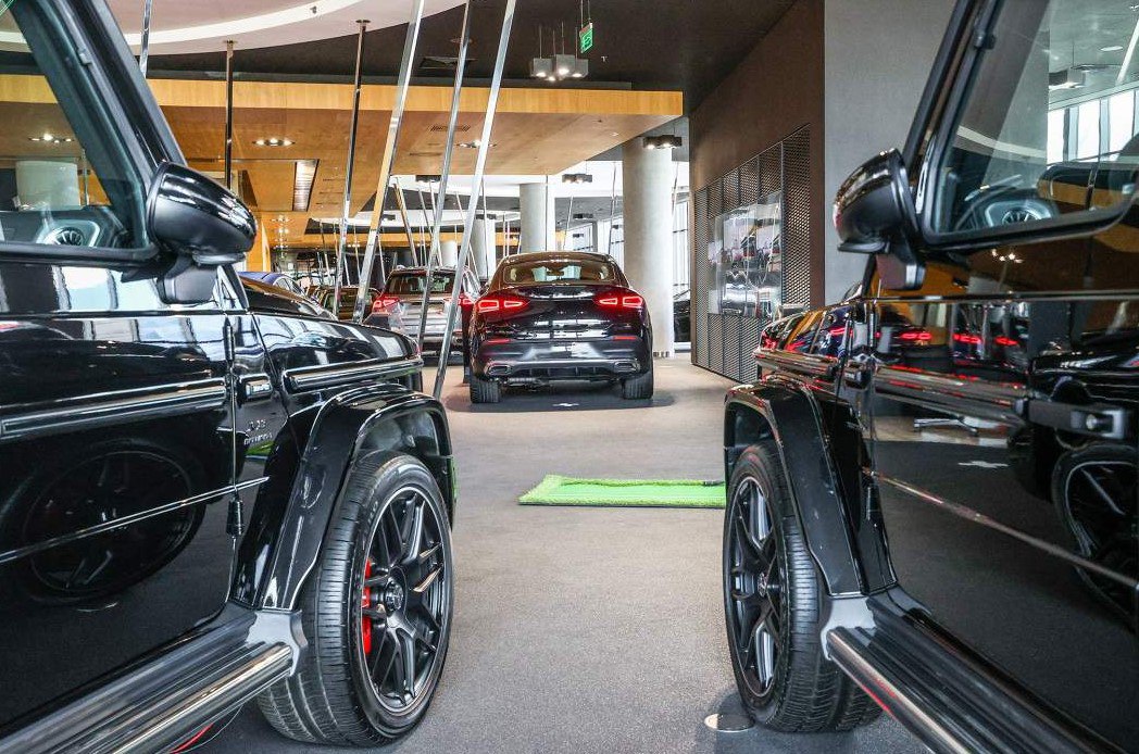 В России растут продажи премиальных европейских авто несмотря на санкции За 11 месяцев 2025 года общие продажи новых автомобилей в России упали на 17 8 однако спрос на премиальные европейские марки ввозимые по альтернативным каналам значительно вырос пишут Известия Продажи BMW увеличились на 31 2 до 14 2 тыс штук Mercedes Benz на 25 9 до 8 тыс а Audi на 25 4 Даже эксклюзивные бренды показывают рост Ferrari 75 6 и Rolls Royce 62 7 Отдельные модели бьют досанкционные рекорды Некоторые модели обошли показатели 2021 года несмотря на отсутствие официальных поставок и гарантии Например продажи Mercedes Benz G класса Гелендваген выросли до 1726 штук против 1689 в 2021 м хотя сейчас цена выросла до 27 35 млн рублей против 12 15 млн ранее Также в разы выросли продажи спортивных версий BMW M3 и M4 а также Audi RSQ8 Психология покупателей статус важнее трудностей Эксперты объясняют этот феномен психологией состоятельных покупателей Партнёр агентства Автостат Игорь Моржаретто отмечает Всегда были и будут люди которые хотят приобрести именно Mercedes Benz Они имеют очень высокие доходы и поэтому их не интересуют санкции запреты сложности с гарантией Главный редактор журнала За рулём Максим Кадаков добавляет что такие авто показатель статуса положения в обществе и их часто покупают спонтанно в том числе как новогодний подарок Обслуживание перестало быть проблемой Вице президент Национального автомобильного союза Антон Шапарин констатирует что вопросы логистики и отсутствия гарантии отошли на третий план Ни в Москве ни в любом другом крупном городе нет проблем с ремонтом или обслуживанием мерседесов BMW Все техцентры работают каналы поставок запчастей отлажены Это сделало владение запретными европейскими автомобилями практически таким же удобным как и до санкций Навигация по каналам  Акции  Облигации  Китай  Трейдинг  Новости  Клуб