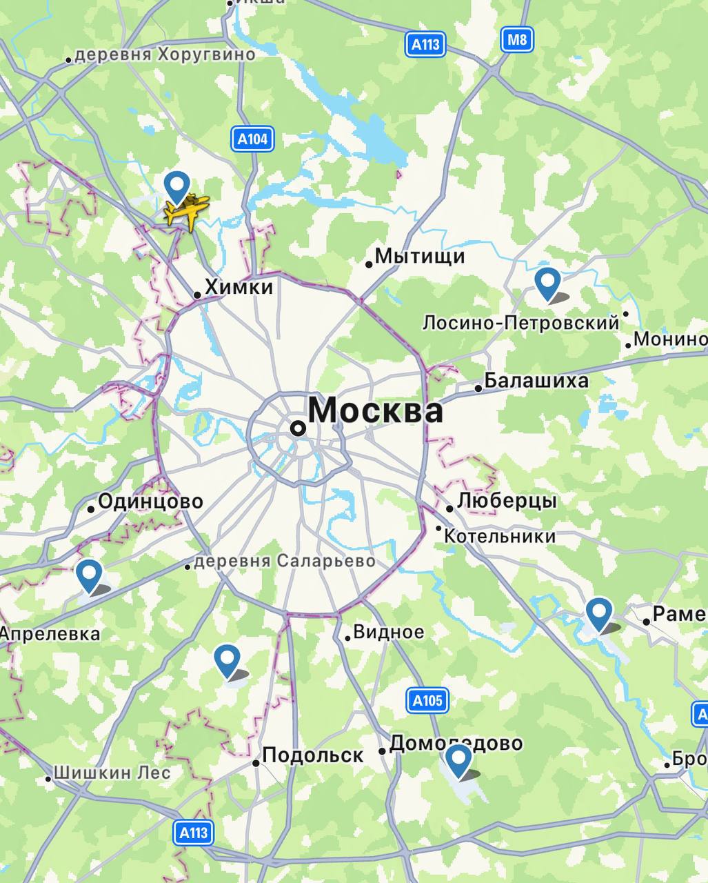 Небо над Москвой частично закрыто. В аэропортах Домодедово и Жуковский приостановлен вылет и прием самолетов. Работают только Шереметьево и Внуково. Обычно такие ограничения вводятся при угрозе бпла. ЧП / Москва