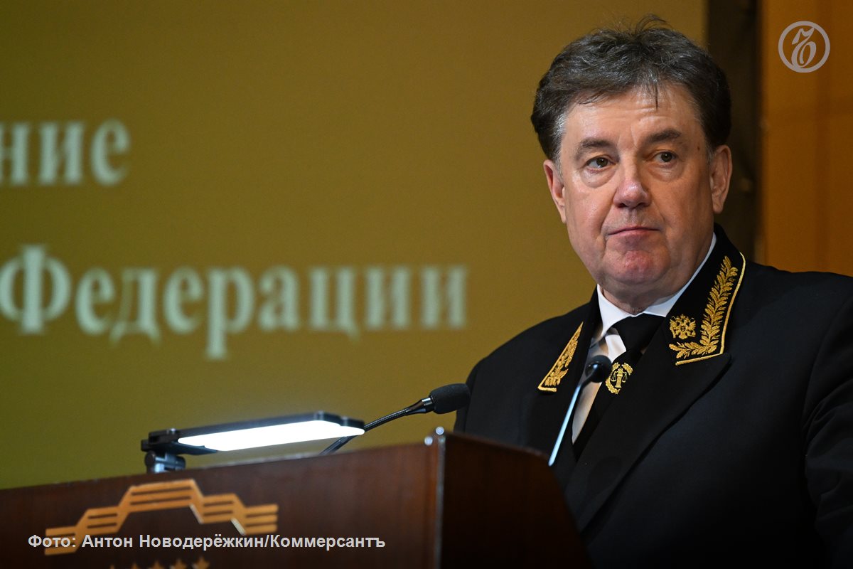 ВККС прекратила полномочия председателя Совета судей Виктора Момотова ставшего ответчиком по иску Генпрокуратуры об изъятии имущества на сумму более 9 млрд руб Об этом сообщается в пресс релизе заседания коллегии В документе отмечается что коллегия прекратила полномочия 15 судей и руководителей судов в связи с их письменными заявлениями об отставке Среди них господин Момотов Сам он не ответил на звонок корреспондента Ъ Ранее в интервью Ъ Виктор Момотов назвал клеветническими данные из антикоррупционного иска Генпрокуратуры Ъузнал