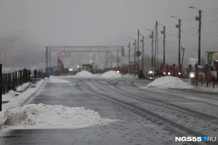 Автолюбители в паблике Аварийный Омск пожаловались на состояние моста у Телецентра движение по отремонтированной половине которого обещали перезапустить в дни новогодних каникул А пока этого не случилось омичи продолжают ездить по разбитой части сооружения В частности автолюбители даже в выходные дни стоят в пробке перед сооружением по полчаса скорость из за ям минимальная затор большой Омичи боятся разбить машины после поездки по мосту В мэрии Омска возмущенным автолюбителям сообщили то же самое что говорили последние несколько месяцев мост два раза в неделю перекрывают для аварийного ремонта а ямы на нем образовались из за перепада температур При этом в какой конкретно день каникул состоится перенос движения на отремонтированную половину сооружения в администрации не уточнили