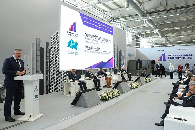 Хуснуллин признал проблемы в строительстве, но платить за них придется покупателям На KazanForum вице-премьер Марат Хуснуллин признал наличие проблем в строительном секторе, но заверил, что всё это – «временные трудности». «Если развивается недвижимость, значит, развивается и страна,» – заявил Хуснуллин, признав, однако, что сейчас для российской недвижимости настали непростые времена. Власти, конечно, пытаются стимулировать спрос с помощью льготных программ, но, как отметил замминистра строительства Никита Стасишин, охват этих программ несопоставим с реальной потребностью в улучшении жилищных условий. При этом темпы строительства не снижаются: за первые месяцы года введено 34 млн кв. м жилья, значительная часть которого – индивидуальные дома. Именно на ИЖС сейчас делается ставка, но и здесь не все гладко. Девелоперы не спешат браться за коттеджные поселки, предпочитая более маржинальные проекты многоквартирных домов. В Совфеде уже бьют тревогу, говоря о необходимости законодательных изменений и привлечении застройщиков к строительству качественного, а не «кустарного» жилья. Хуснуллин же, завершая свое выступление, расставил точки над «i»: «Что бы мы с вами, коллеги, ни придумали, за все платит покупатель». Получается, что все проблемы отрасли – высокие ставки, дефицит материалов, отсутствие рабочей силы – в конечном итоге лягут на плечи тех, кто мечтает о собственном жилье. Фото: РИА