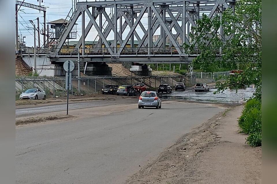 Улицу Лазо под ж/д мостом перекроют сегодня на несколько часов Время перекрытия при подъёме воды с 19:00 до 21:00. Водителей просят учитывать данную информацию при выстраивании своих маршрутов движения. ZAB.RU