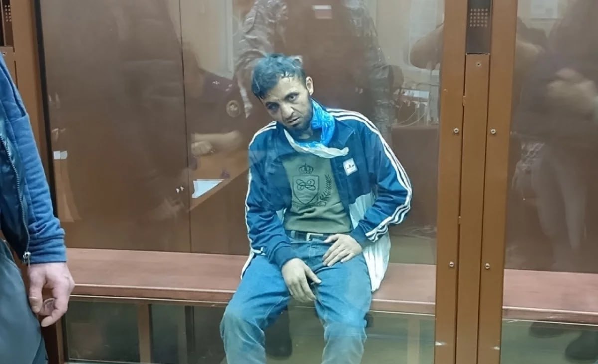 Родственники террориста из «Крокуса» Далержона Мирзоева пожаловались на нехватку денег и требуют освободить его из СИЗО, чтобы он мог содержать семью — Сиб.фм По информации СМИ, спустя год после трагедии отец Мирзоева вынужден работать таксистом, чтобы прокормить 11 членов семьи. В настоящее время он является единственным кормильцем, поскольку ранее всю семью содержал сын, отправляя деньги из России в Таджикистан. Мать Мирзоева, Гулракат, сообщила, что семье приходится терпеть лишения: В течение года он ни разу не позвонил. Если бы он знал, как нам тяжело! Наша невестка и жена Далержона больна, дети страдают от голода и несчастья. Я вижу его только по телевизору, как он выглядит избитым и подавленным. Мы готовы терпеть голод, но пусть его освободят и вернут к четырём несовершеннолетним детям. Во время теракта в «Крокус Сити Холле», в котором участвовал Мирзоев, погибли 145 человек.