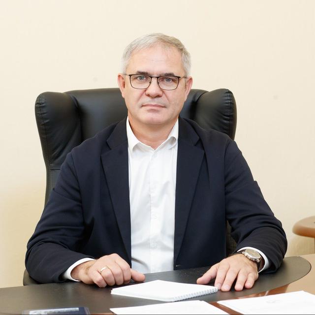 Андрей Ариткулов покинул пост министра сельского хозяйства Кемеровской области Сообщение об этом глава ведомства опубликовал в своем телеграм канале в понедельник 1 декабря Сегодня мой последний рабочий день в должности заместителя председателя правительства Кузбасса министра сельского хозяйства Кузбасса Оставляю пост в связи с переходом на другое место работы написал он Андрей Ариткулов руководил аграрным ведомством Кемеровской области с декабря 2018 года Совместными усилиями нам удалось вернуть в оборот почти 200 тыс га залежных земель увеличить посевную площадь собрать рекордный урожай зерна реализовать несколько крупных инвестиционных проектов в животноводстве и заложить прочный фундамент для последующего динамичного развития отрасли отметил он agroexpert Наши каналы