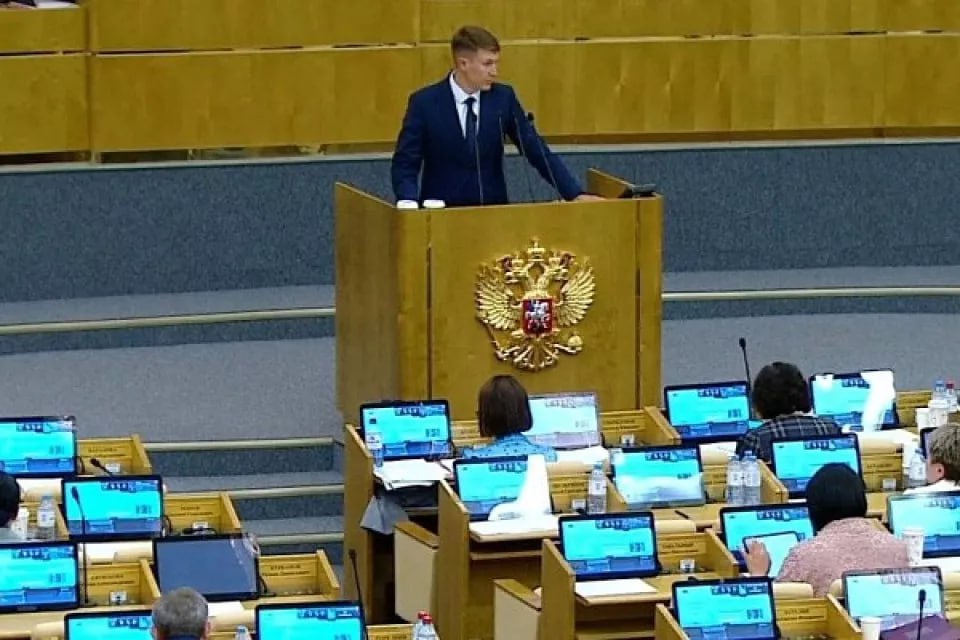 Госдума одобрила инициативу Алтайского края: штрафы под контролем регионов Инициативу в Госдуме представил зампред АКЗС, глава комитета по правовой политике и местному самоуправлению Денис Голобородько. Содокладчиком выступил депутат Госдумы от Алтайского края Даниил Бессарабов. Суть поправок в том, чтобы направлять копии постановлений по делам об административных правонарушениях администраторам доходов бюджета. Иными словами, региональные органы власти будут своевременно получать информацию о штрафах, наложенных мировыми судьями или комиссиями по делам несовершеннолетних, если протоколы составлены федеральными органами, а деньги поступают в региональный бюджет, пояснил Голобородько. Сейчас администраторам доходов зачастую не хватает данных о привлечении граждан к ответственности. Это мешает вести учет и контролировать полноту поступлений в казну. Депутаты Госдумы большинством голосов поддержали предложение Алтайского края. ТОЛК