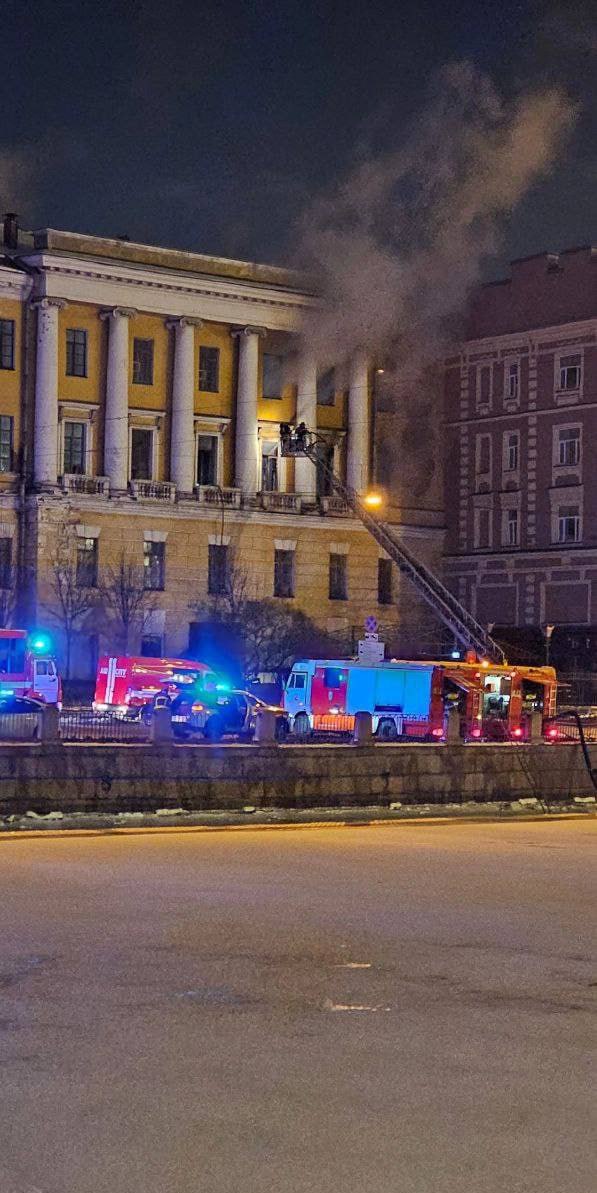 В Питере загорелось здание исторической Обуховской больницы  На месте происшествия работает большое количество пожарных расчётов. Проезд по набережной перекрыт.  Причина пожара пока выясняется, сейчас большинство корпусов одной из первых городских больниц России закрыто на реконструкцию.