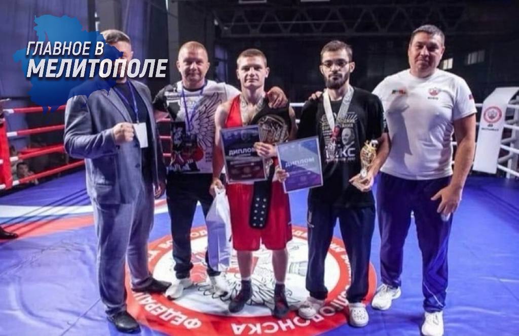 Житель Запорожской области стал чемпионом Всероссийских соревнований по боксу В городе Волгодонске Ростовской области проходили Всероссийские соревнования по боксу «Памяти дважды Героя Социалистического Труда Алексея Улесова» среди мужчин. Спортивная сборная Запорожской области по боксу приняла участие в данном мероприятии. Боксер Богдан Чепрасов одержал уверенную победу в своей весовой категории, заняв первое место. Он продемонстрировал отточенную технику и высокий спортивный дух, что принесло ему заслуженное чемпионство.