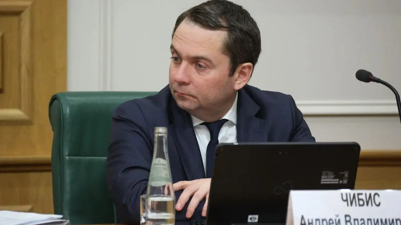 Андрей Чибис на заседании в Совфеде предложил установить порог для уплаты НДС в Арктике Губернатор Мурманской области председатель комиссии Госсовета по направлению Северный морской путь и Арктика представил предложения по совершенствованию регулирования В их числе возвращение регионам права устанавливать пониженные ставки по упрощенной системе налогообложения повышение порога по НДС для Арктической зоны РФ до 60 млн рублей а также восстановление пониженных тарифов страховых взносов для малого и среднего предпринимательства в Арктике Также глава региона отметил необходимость предсказуемости преференциальных режимов и сохранения стабильных условий для действующих резидентов без ухудшения правил реализации уже начатых проектов а также сохранения за регионами инструментов поддержки и управления развитием экономики Фото пресс служба Совета Федерации Все самые важные новости ВК ТГ MAX