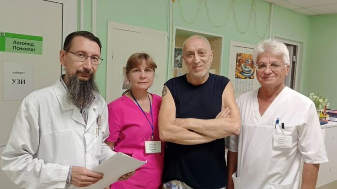 Специалисты из двух больниц Екатеринбурга спасли 67 летнего уральца с массивным кровоизлиянием в головной мозг Алексей Бабин выезжал на автомобиле из уралмашевского двора но внезапно потерял сознание Неподвижного водителя за рулем заметили прохожие они вызвали скорую и мужчину оперативно доставили в неврологическое отделение городской клинической больницы 14 Уже на следующее утро пациент пришел в себя на десятый день его перевели обратно в ГКБ 14 для долечивания а через неделю мужчина вернулся к семье с направлением на реабилитацию по полису ОМС Подробнее читайте на сайте Областной газеты пресс служба Городской клинической больницы 14 Екатеринбурга Подписаться на ОГ Прислать новость Поддержать канал