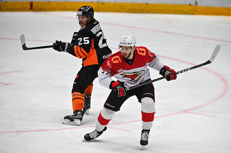 Сегодня Авангард встречается на выезде с Амуром Начало игры в Хабаровске в 15 15 по омскому времени Прямую трансляцию смотрите в эфире 12 канала Соперники провели в чемпионатах 153 матча Впереди Авангард одержавший 97 побед против 47 Амура В девяти случаях зафиксирована ничья В КХЛ сыграно 63 матча У Авангарда 48 побед у Амура 15 Встреча текущего чемпионата 11 сентября в Омске завершилась победой Авангарда 2 1