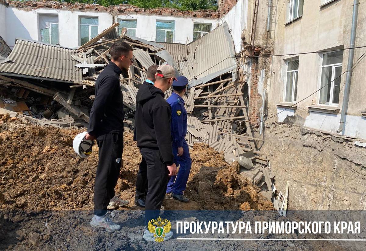 На месте обрушения работает исполняющий обязанности прокурора города Артема Илья Румянцев.