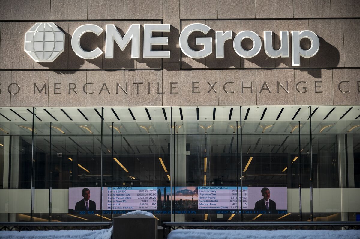 По словам представителя CME Group в Сингапуре торги фьючерсами и опционами на Чикагской товарной бирже были приостановлены в пятницу из за технической проблемы в ее центрах обработки данных Из за проблем с охлаждением в дата центрах CyrusOne наши рынки в настоящее время приостановлены сообщил представитель компании в заявлении Служба поддержки работает над решением проблемы в ближайшее время и сообщит клиентам подробности предварительного открытия как только они станут известны По словам трейдеров также пострадали контракты на казначейские облигации и фьючерсы на индекс S P 500 Приостановка торгов затронула и другие платформы включая EBS используемые для торговли на валютном рынке CME одна из крупнейших в мире бирж деривативов предлагающая широкий спектр активов от акций и облигаций до валют и сырьевых товаров Среди основных бирж управляемых CME Чикагская товарная биржа Нью Йоркская товарная биржа и Товарная биржа CME также имеет доли в других биржах включая Gulf Mercantile Exchange jkinvest news jkinvest