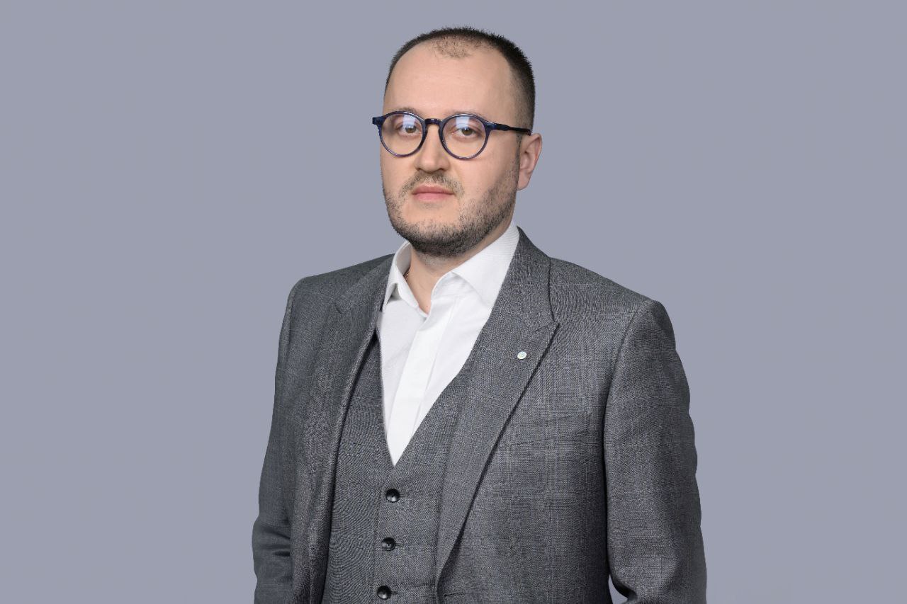 Банки присоединяются к платформе «Сбера» MultiQR, чтобы дать клиентам устойчивый QR-сервис. Сейчас к ней подключены 23 кредитные организации. С Альфа-Банком и Т-Банком был создан равноудаленный оператор «Финтех-платформа», чтобы передать туда все технологические разработки со всеми юридическими «обвязками», сообщил старший вице-президент Сбербанка Дмитрий Малых. «Оплату по нашему QR принимают 2,1 млн торговых терминалов «Сбера» и Т-Банка. К концу третьего квартала 2025 года мы планируем довести число терминалов с таким решением до 2,5 млн», – сообщил он. Экспериментировать с биометрическими решениями российские банки и финтех-компании начали еще в 2010-х гг. К моменту принятия регламентирующего данную сферу специального закона в 2022 году «Сбер» занимался вопросами биометрии уже пять лет. Вступление закона в силу позволило понять, как именно может быть организован массовый эквайринг, – стало ясно, что это должна быть лицевая биометрия. На чем основан симбиоз современных технологий и банковского платежного бизнеса, рассказал старший вице-президент Сбербанка Дмитрий Малых в колонке «Ведомости. Инновации и технологии». пресс-служба «Сбера»