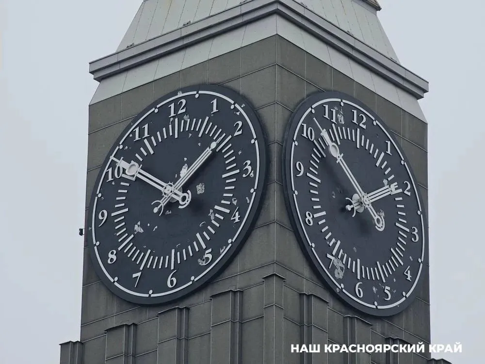Главные городские часы Красноярска остановились Подрядчик приступил к покраске циферблатов по гарантии В мэрии уточнили что работы будут вести поочередно на всех сторонах Сейчас не работает циферблат который выходит на улицу Сурикова