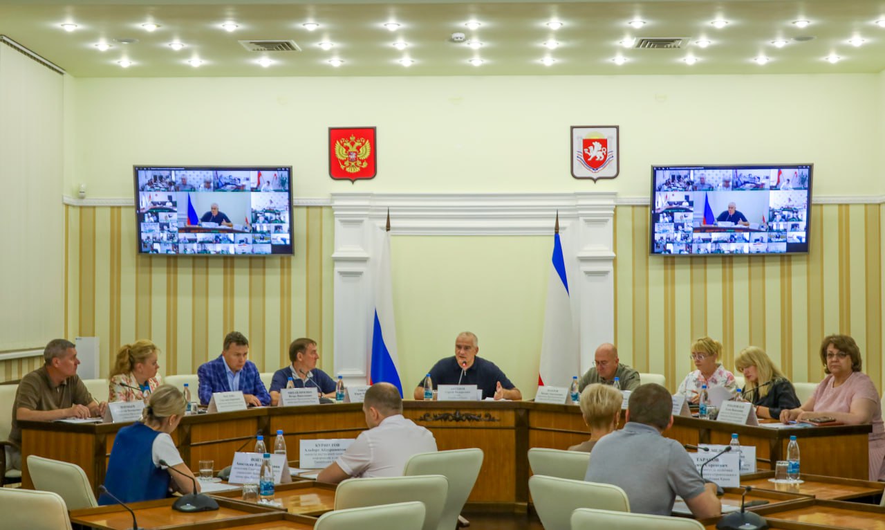 Каждая проблема в муниципальных образованиях имеет свою причину и ответственное лицо.   За невыполнение мероприятий, контрольных поручений, срывы сроков и недостижение плановых показателей по субъективным причинам должностные лица должны нести персональную ответственность.   В связи с недостижением целевых показателей по допдоходам в муниципальный бюджет объявлены выговоры в администрациях пяти регионов: Евпатории, Красноперекопска, Бахчисарайского, Черноморского и Первомайского районов.   Что касается саночистки и уборки территорий, выговоры вынесены в администрациях Белогорска, Белогорского, Первомайского, Симферопольского районов и Судакского городского округа.   В рамках готовности объектов благоустройства выговоры объявлены в администрациях Алушты, Армянска, Керчи, Красноперекопска, Феодосии и Красноперекопского района – это те муниципалитеты, которые не сдали ни одного объекта.  Совещания о проблемных вопросах муниципальных образований в Республике Крым